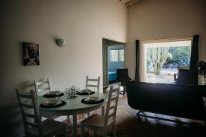 ノールトにあるPura Vida Aruba appartement Papayaのテーブルと椅子と窓のあるダイニングルーム