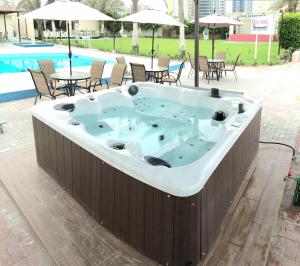 Bazén v ubytování Ajman Beach Hotel nebo v jeho okolí