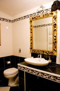 Koupelna v ubytování B&B A Casa Dell'Antiquario + 37 fotografií