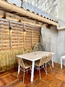 a white table and chairs in a room at Superbe appartement grande terrasse centre ville St Rémy in Saint-Rémy-de-Provence