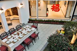 an overhead view of a table and chairs in a restaurant at Yurong West Lake Cottage Resort Hotel Hangzhou in Hangzhou
