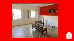 a living room with two chairs and a table at Hotel Redentor GV in Governador Valadares
