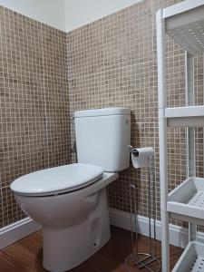 ein Badezimmer mit einer weißen Toilette in einem Zimmer in der Unterkunft El ático de Esther in Haro