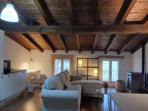 ein Wohnzimmer mit Sofa und Tisch in der Unterkunft El ático de Esther in Haro + 16 Fotos