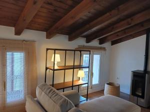 ein Wohnzimmer mit Sofa und Tisch in der Unterkunft El ático de Esther in Haro