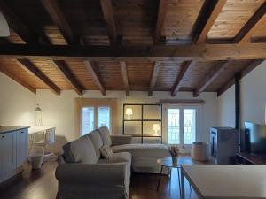 ein Wohnzimmer mit Sofa und Tisch in der Unterkunft El ático de Esther in Haro