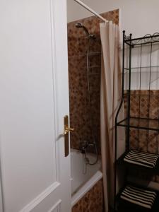 ein Badezimmer mit Dusche mit Glastür in der Unterkunft El ático de Esther in Haro