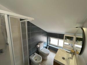 un baño con inodoro y lavabo en LA SCOGLIERA - Apartment, en Stazzo 18 fotos más