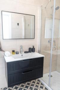 een badkamer met wastafel en douche bij O&O Group Luxury Tower 4BR Panoramic Sea Views in Bat Yam