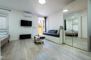 Televízia a/alebo spoločenská miestnosť v ubytovaní Apartments Villa Sol