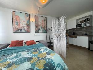 Eldhús eða eldhúskrókur á PENTHOUSE SEASIDE 10 MIN port, croisière et aéroport