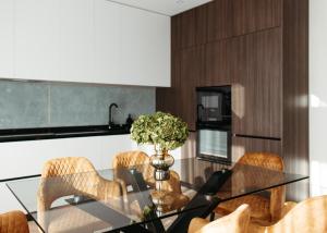 a dining room with a glass table and chairs at SkyView Apartment Unic, Select, Ultimul Etaj, Confort Premium în Royal Town Copou in Iaşi +45 photos