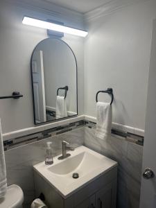 Gallery image of Dwntwn Condo Walk To Americmartaquarium, Sleep 3 in Atlanta +36 photos