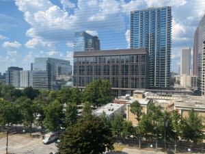 Gallery image of Dwntwn Condo Walk To Americmartaquarium, Sleep 3 in Atlanta