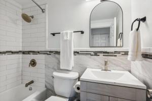 Gallery image of Dwntwn Condo Walk To Americmartaquarium, Sleep 3 in Atlanta