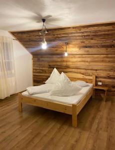 Giường trong phòng chung tại Cabana Trei Brăduți