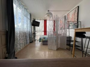 Sjónvarps- og/eða afþreyingartæki á PENTHOUSE SEASIDE 10 MIN port, croisière et aéroport