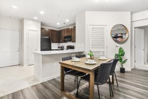 アーリントンにあるSpacious Comfort Near Downtown Hotspotsのテーブルと椅子のあるキッチンとダイニングルーム