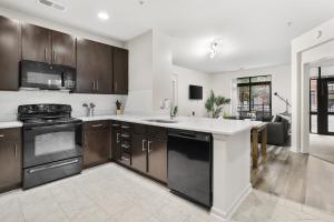 アーリントンにあるSpacious Comfort Near Downtown Hotspotsの木製のキャビネットとコンロ付きオーブンを備えたキッチン +21枚の写真