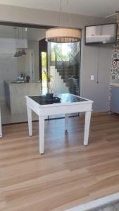 a white table in the middle of a living room at Casa de Férias - Refúgio Arembepe in Camaçari