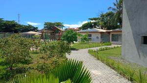 a cobblestone walkway in front of a house at Casa de Férias - Refúgio Arembepe in Camaçari