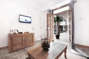 TV a/nebo společenská místnost v ubytování Adhisthana Hotel Yogyakarta