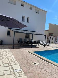 Πισίνα στο ή κοντά στο Vila Hasani