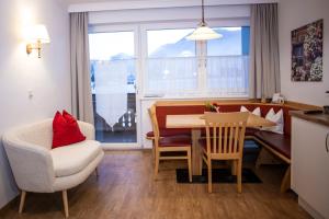 a kitchen and dining room with a table and chairs at Appartement-Gästehaus Ursula in Flachau