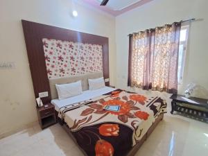 Кровать или кровати в номере Hotel Tiger PGH-Ranthambhor Rd, Saptar, Sawai Madhopur, Rajasthan