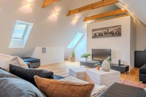 salon z kanapą i telewizorem w obiekcie Loft Dachsberg w mieście Krems an der Donau
