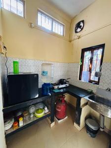 Kuchyň nebo kuchyňský kout v ubytování Reeha'r Aashray - 'A 1BHK personal home'