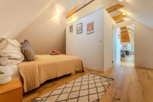sypialnia z łóżkiem na poddaszu w obiekcie Loft Dachsberg w mieście Krems an der Donau