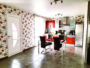 Kuchyň nebo kuchyňský kout v ubytování Haute-loire Tence Belle maison neuve plain-pied 4 étoiles avec parc arboré clos