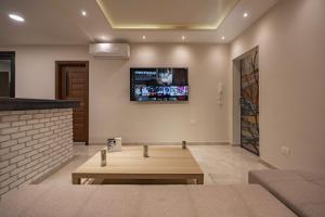 TV a/nebo společenská místnost v ubytování شقة فاخرة THE MIDTOWN OASIS - next to AUC