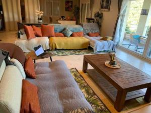 Posezení v ubytování Villa avec vues exceptionnelles à 2 minutes de la plage