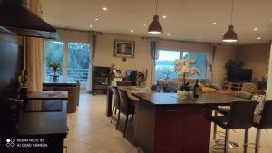 Posezení v ubytování Villa avec vues exceptionnelles à 2 minutes de la plage