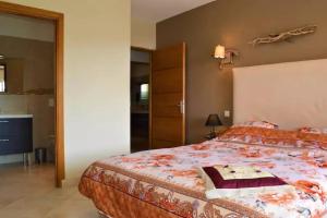 Postel nebo postele na pokoji v ubytování Villa avec vues exceptionnelles à 2 minutes de la plage + 33 fotografií