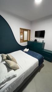Hotel Chromatic房間的床