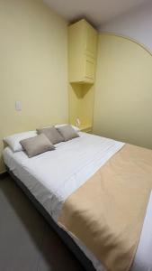 Hotel Chromatic房間的床