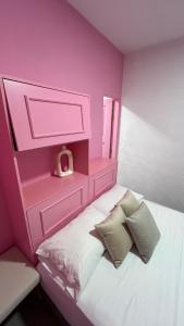 Hotel Chromatic房間的床