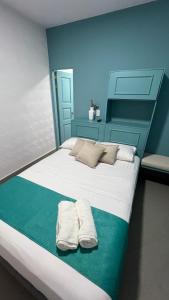 Hotel Chromatic房間的床