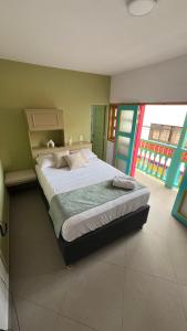 Hotel Chromatic房間的床