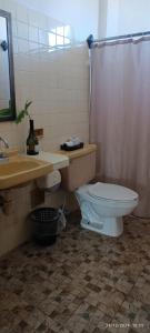 Um banheiro em Hotel Coral
