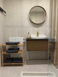 un baño con lavabo y espejo en L&K Apartment, en Metzingen 47 fotos más