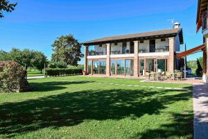 a house with a large lawn in front of it at Casa Lidia - ALLOGGI SMART in Breganze