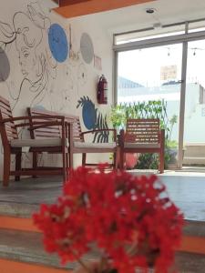 Uma área de estar em Hotel Coral
