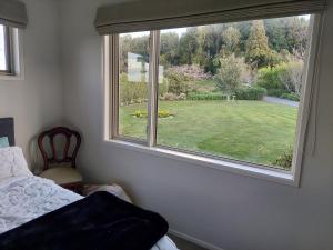 una camera da letto con finestra affacciata su un cortile di 111 on hurworth a Hurworth