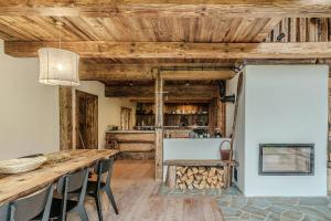 uma sala de jantar com uma mesa e um bar em Chata Pytlorka Beskydy offgrid wellness em Zahŭří mais 98 fotografias