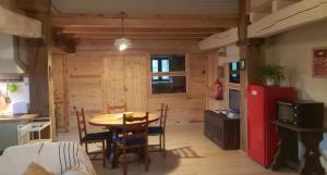 eine Küche und ein Esszimmer mit Tisch und Stühlen in der Unterkunft GOIKO ETXE Refugio Rural in Urdiáin