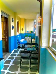 罗扎诺MOON Apartament - intera casa vicino Assago Forum Humanitas e IEO - con possibilità di box privato的门廊上配有桌椅的房间